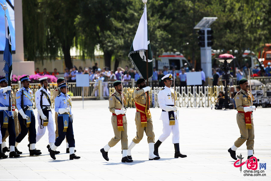 9月3日，中國人民抗日戰(zhàn)爭(zhēng)暨世界反法西斯戰(zhàn)爭(zhēng)勝利70周年紀(jì)念大會(huì)在北京隆重舉行，有11個(gè)國家派方隊(duì)、6個(gè)國家派代表隊(duì)來華參加閱兵。圖為巴基斯坦武裝力量方隊(duì)通過天安門廣場(chǎng)。中國網(wǎng)記者 楊佳攝