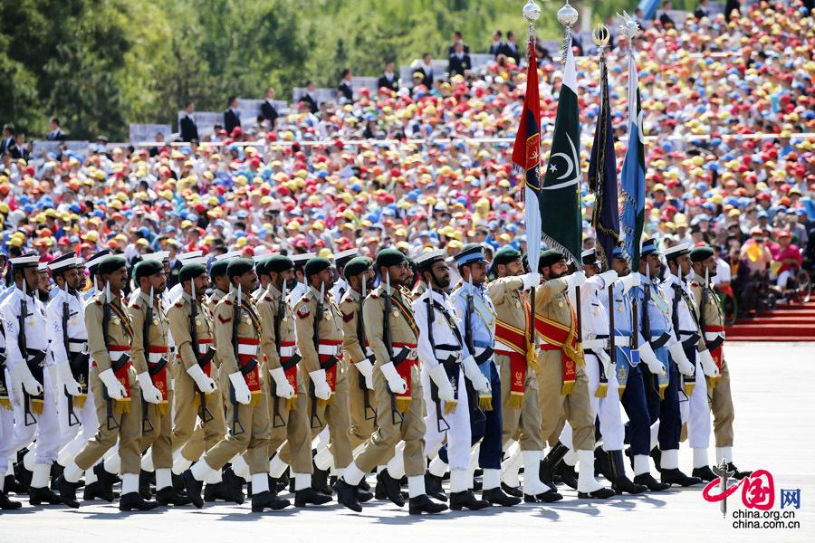 9月3日，中國人民抗日戰(zhàn)爭暨世界反法西斯戰(zhàn)爭勝利70周年紀(jì)念大會在北京隆重舉行，有11個國家派方隊、6個國家派代表隊來華參加閱兵。圖為巴基斯坦武裝力量方隊通過天安門廣場。中國網(wǎng)記者 楊佳攝