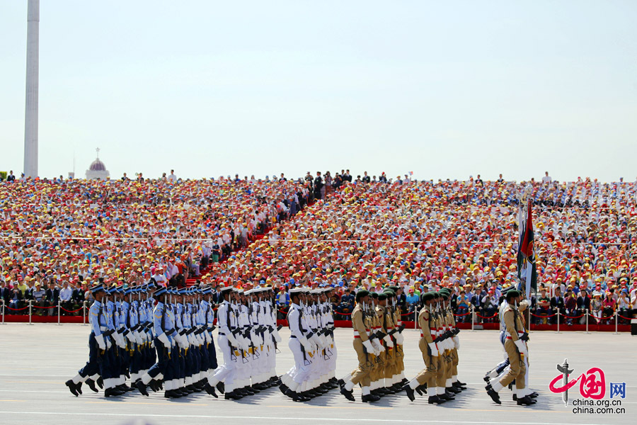 9月3日，中國人民抗日戰(zhàn)爭暨世界反法西斯戰(zhàn)爭勝利70周年紀念大會在北京隆重舉行，有11個國家派方隊、6個國家派代表隊來華參加閱兵。圖為巴基斯坦武裝力量方隊通過天安門廣場。中國網記者 楊佳攝